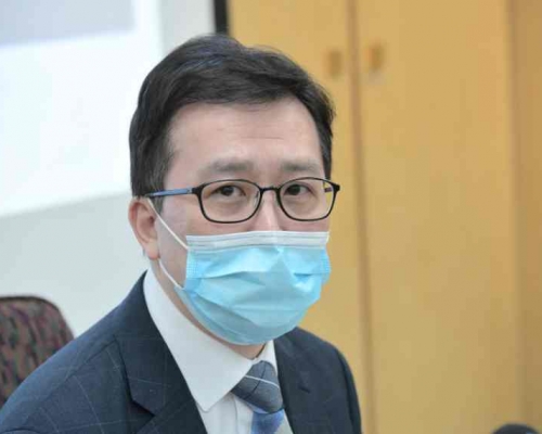 崔俊明認為市民應盡快接種疫苗。