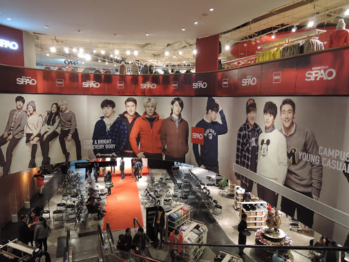 商場又引入韓國最大服飾品牌 E• LAND，落戶開設全港首間超過四萬呎的旗艦店，惟已於2019年結業。
