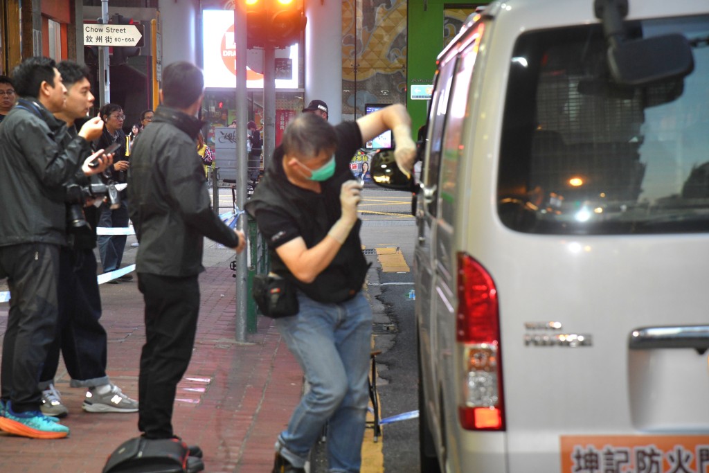 警方於涉案的客貨車進行掃模。徐裕民攝