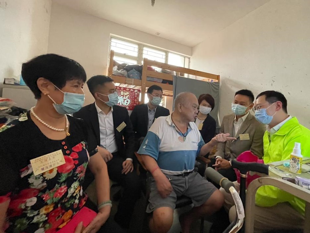 義工隊會為區內有需要的長者提供義務家居改善指導及家居維修服務。