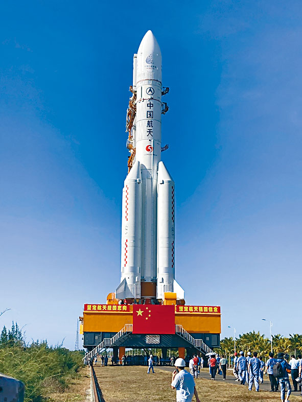 ■中国长征五号火箭在文昌航天发射场，准备运载火星探测器升空。
