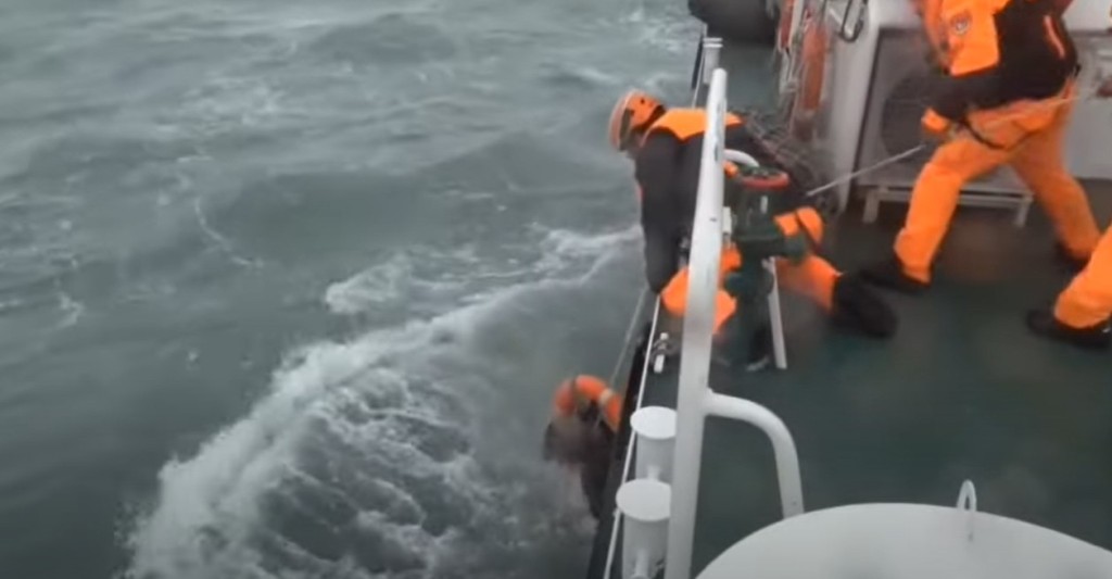 船员获救时已失温陷入昏迷。影片截图