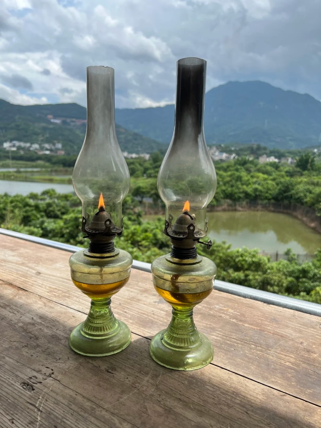 電燈引入後,因電費高昂,一般民眾還是靠油燈照明。小紅書@一休古玩 電燈引入後,因電費高昂,一般民眾還是靠油燈照明。小紅書@一休古玩