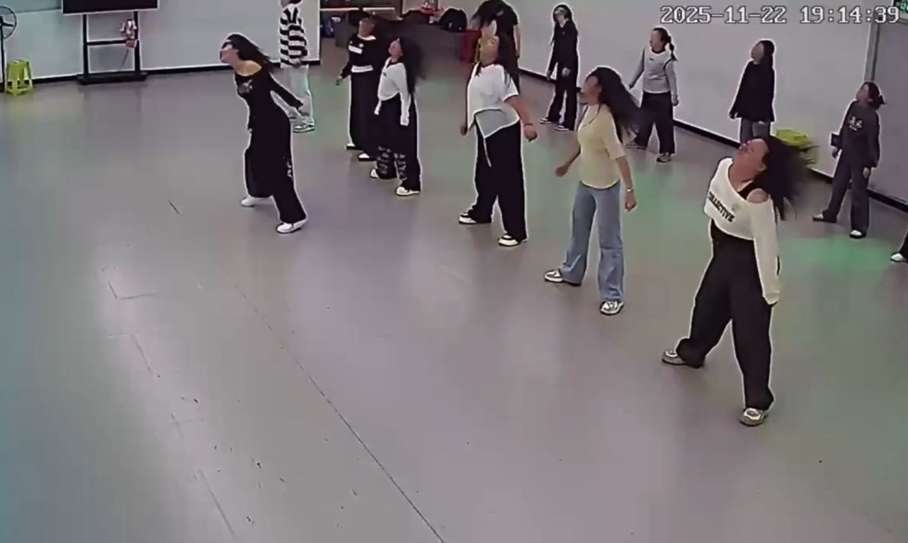 舞蹈老師（前)突然暈倒，學員以為是新動作迅速照跟做。抖音＠與尤物