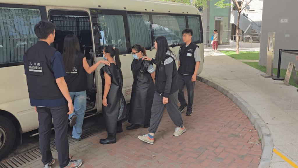 入境處在大埔一個燒烤場地內拘捕兩名菲律賓籍女性外傭，涉嫌於場地做廚房雜工。