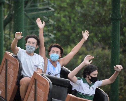 市民趁越礦飛車退役前入園遊玩。