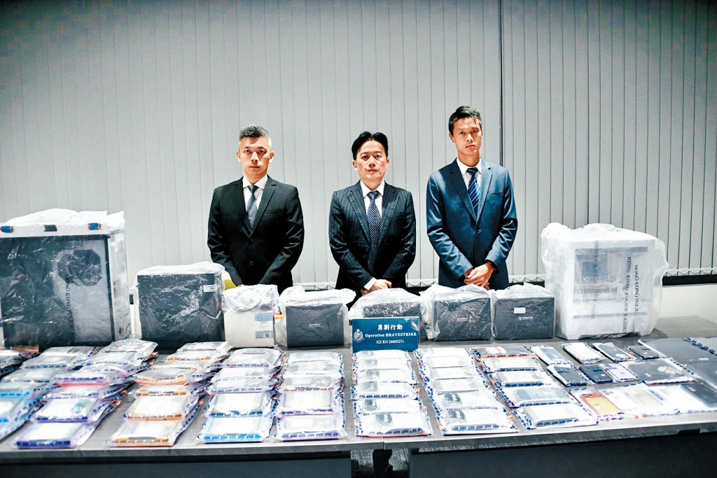 東九龍總區重案組第二隊總督察蘇志兵（左）、東九龍總區刑事部警司黃奕隆（中）及刑事部鑑證科總督察彭彥睎交代案件。