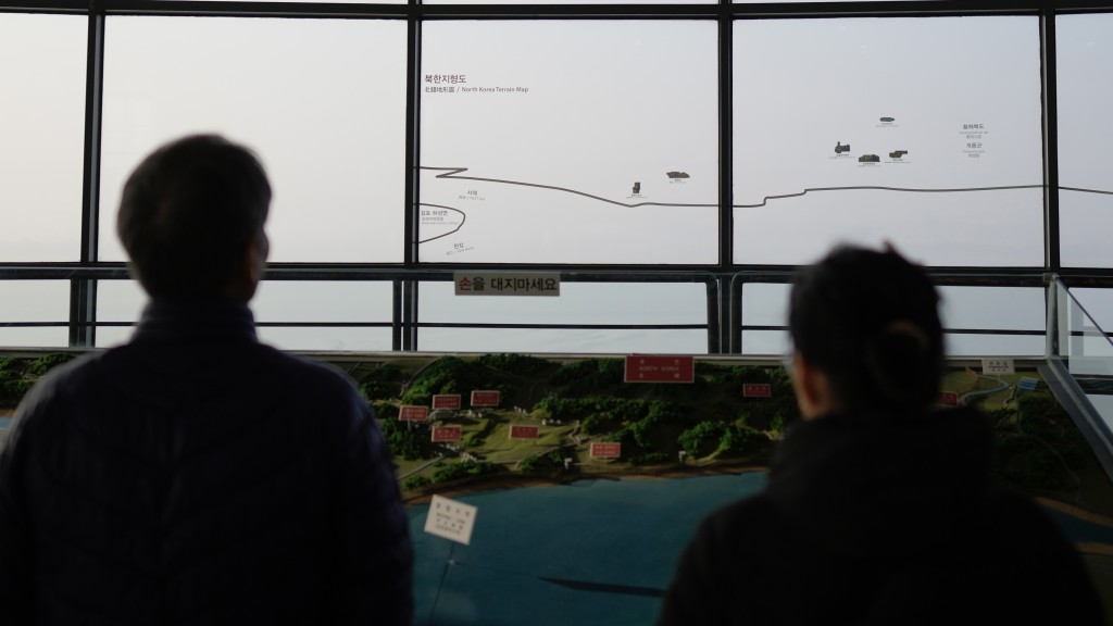 游客从南韩坡州的统一观测站观察北韩一侧。 美联社