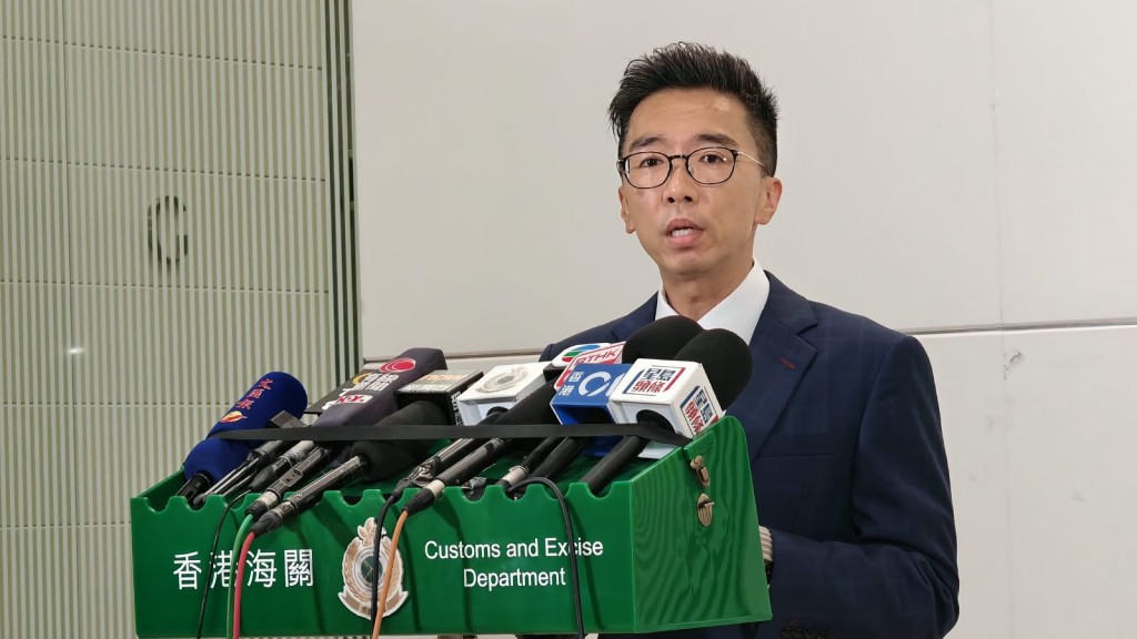 海關版權及商標調查科不良營商手法調查課第二組指揮官莊啟成指,截至今午5時,共接獲381宗舉報,涉款達407萬元,每宗舉報金額由1000至4.6萬元不等。黃文威攝 海關版權及商標調查科不良營商手法調查課第二組指揮官莊啟成指,截至今午5時,共接獲381宗舉報,涉款達407萬元,每宗舉報金額由1000至4.6萬元不等。黃文威攝