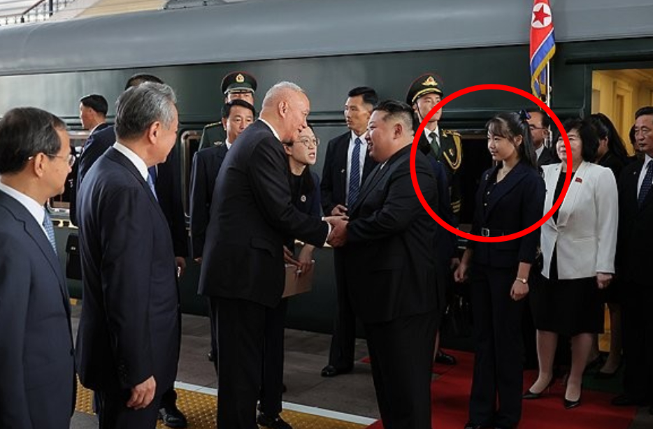 從朝中社發佈的圖片可見,金正恩此次攜女兒金主愛(音)訪華。 從朝中社發佈的圖片可見,金正恩此次攜女兒金主愛(音)訪華。