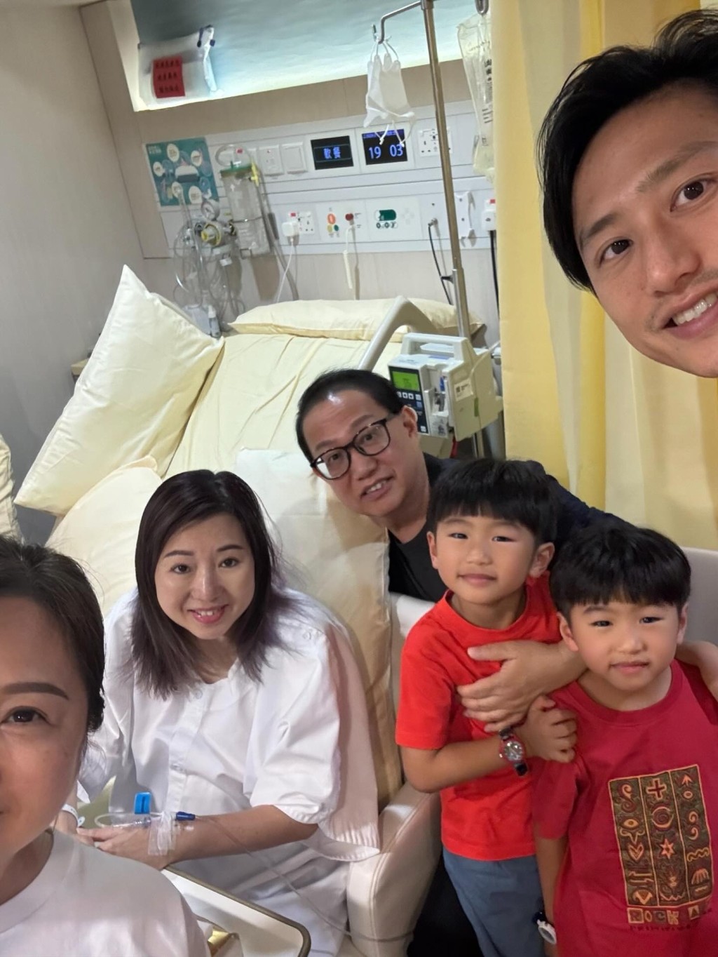 梅小青獲家人陪伴。 梅小青獲家人陪伴。
