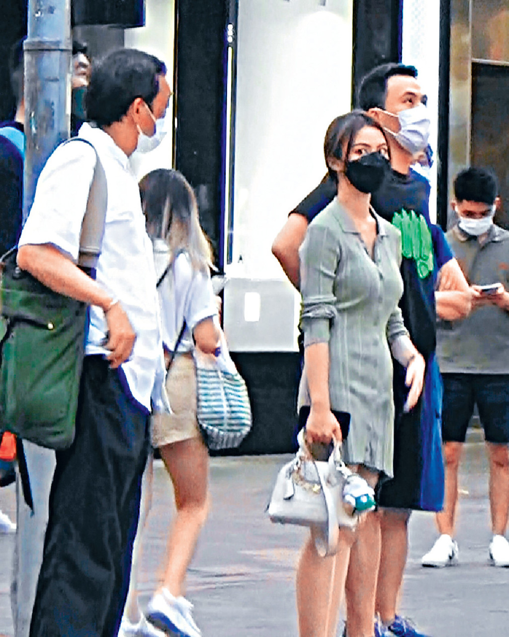 高度戒備
■猷啟與疑似新歡Alice在鬧市中刻意保持距離，還不時四處張望。