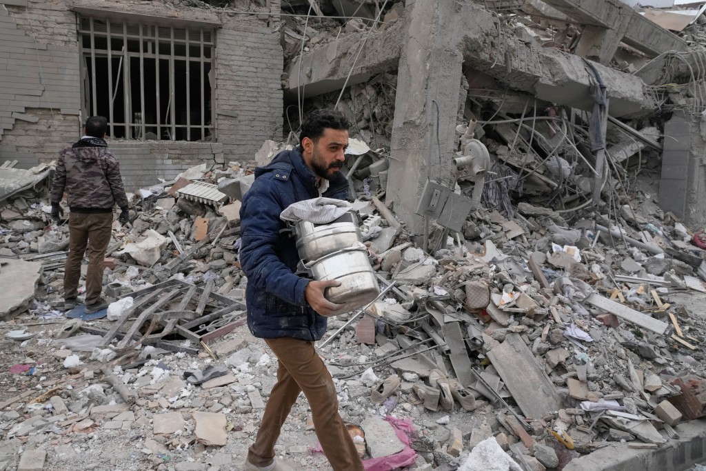 美以向伊朗发动军事行动，让无数人家园尽毁。美联社