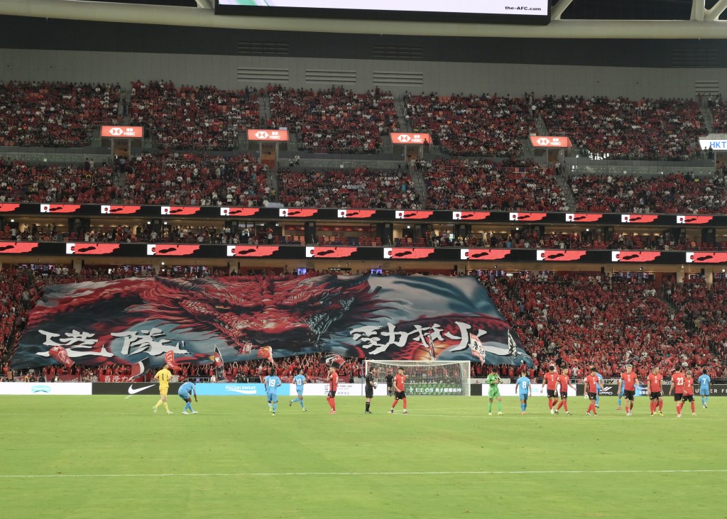 港隊對印度的賽事,賽前有球迷展示巨型橫幅(Tifo),震撼全場。 港隊對印度的賽事,賽前有球迷展示巨型橫幅(Tifo),震撼全場。
