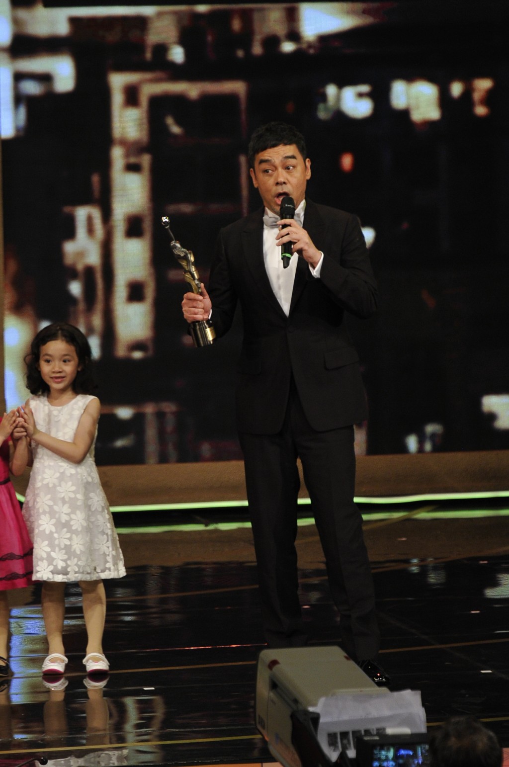 刘青云2015年凭《窃听风云3》再度获得金像奖影帝时，于台上向老婆郭蔼明发表爱的宣言。