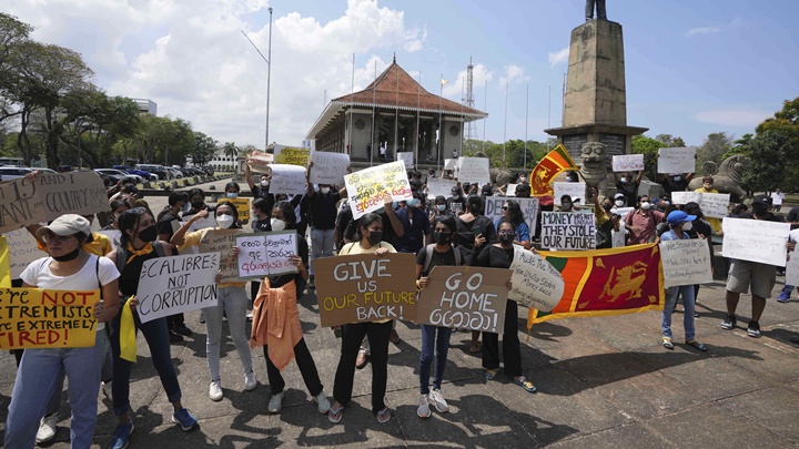 科倫坡示威民眾要拉賈帕克薩下台。AP圖片