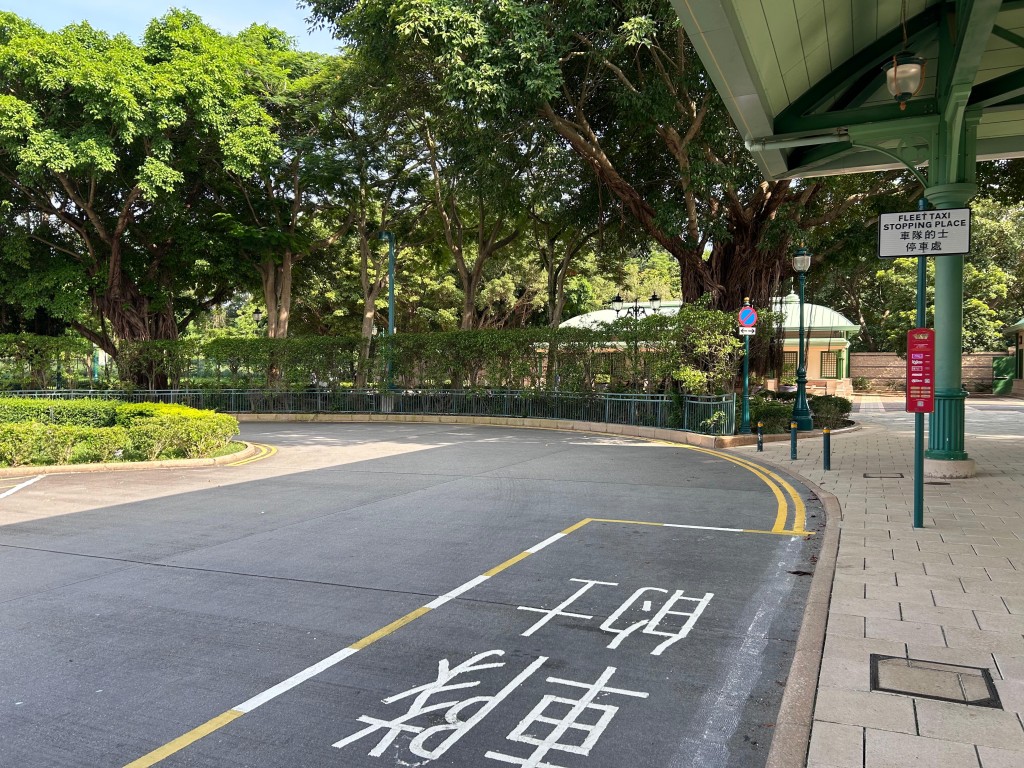 圖示設於迪士尼樂園幻想道公共運輸交匯處的車隊的士停車處。(政府新聞處) 圖示設於迪士尼樂園幻想道公共運輸交匯處的車隊的士停車處。(政府新聞處)