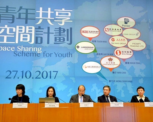 張建宗(中)估計有千名青年人受惠,估計主要受惠行業包括創科、創業產業及文化藝術。