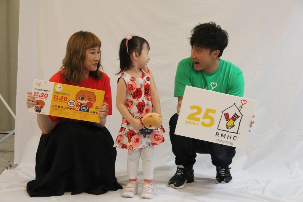 小方望住小妹妹個樣勁冧,爸爸樣出晒嚟。