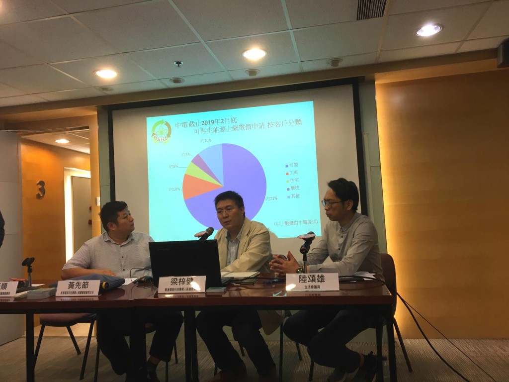 業界指廢棄太陽能板會造成環境負擔。