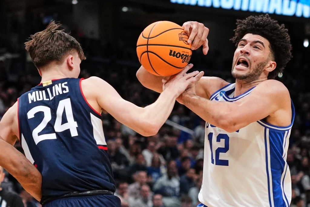 状元大热卡美朗保沙（右）无缘NCAA最终四强赛。AP