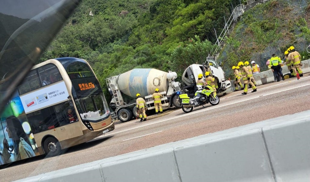 消防到场将被困人士救出。fb： 香港突发事故报料区