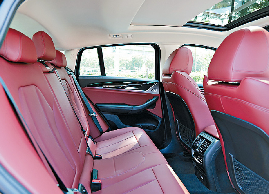 ■車頂後方較斜,後排頭頂空間不及X3寬敞。 ■車頂後方較斜,後排頭頂空間不及X3寬敞。