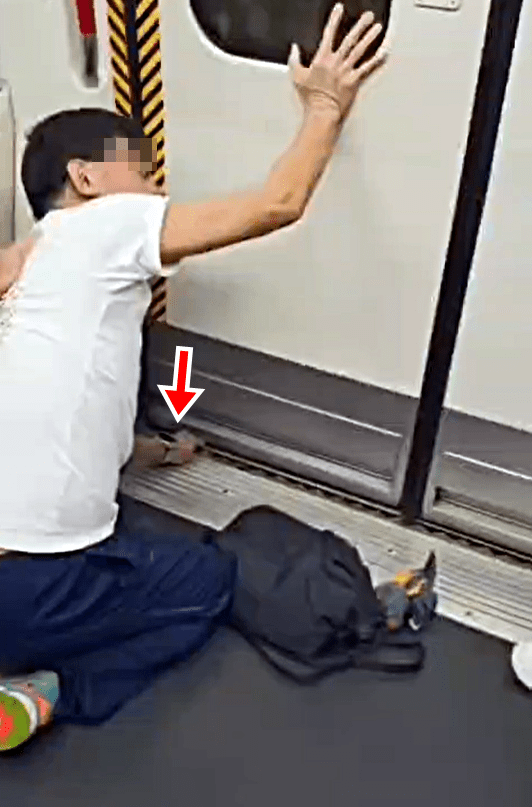 男子左手被港鐵車門夾住。網上片段截圖