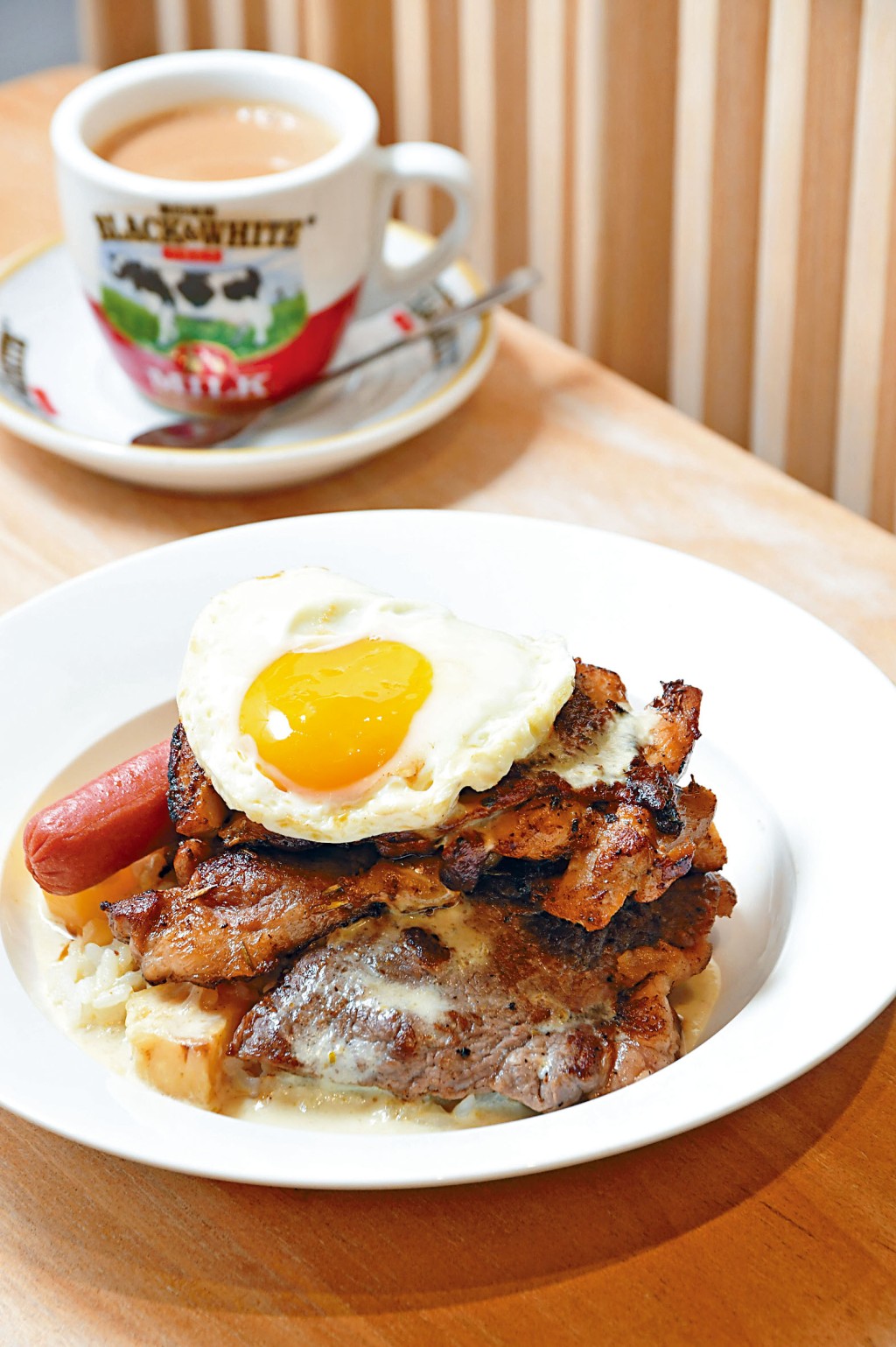 青咖喱重量級雜扒飯，煙韌的珍珠米上是走地雞扒、黑毛豬扒、安格斯西冷及日本煎蛋，淋上自家製青咖喱汁，豐富又講究。