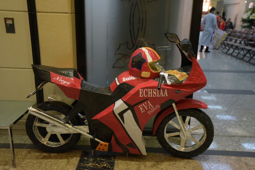 靈堂外放有大型紙紮品。黃文威攝