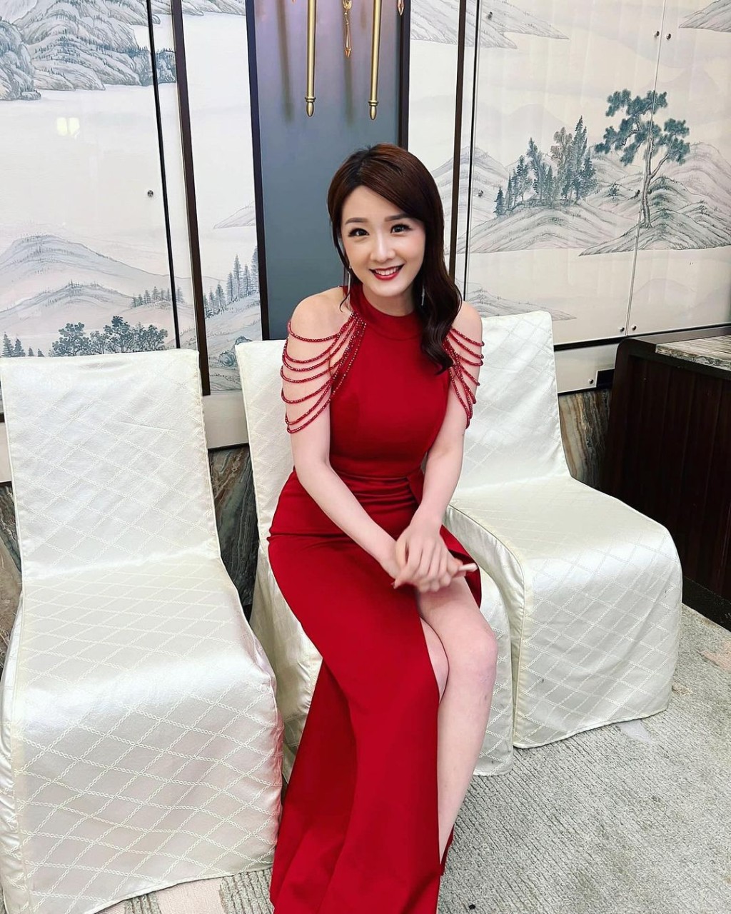 孙雪祺以火辣红色贴身高衩长裙上阵。