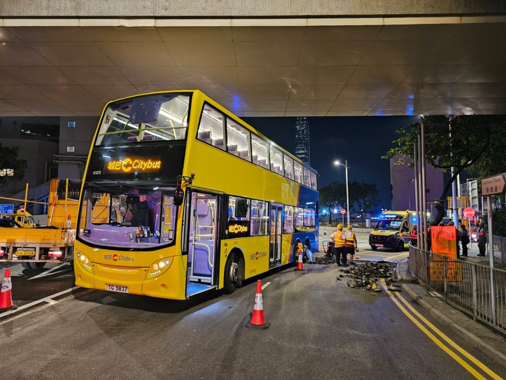 城巴駛至灣仔港灣道迴旋處時，撞到正進行路面重舖工程的發電機。