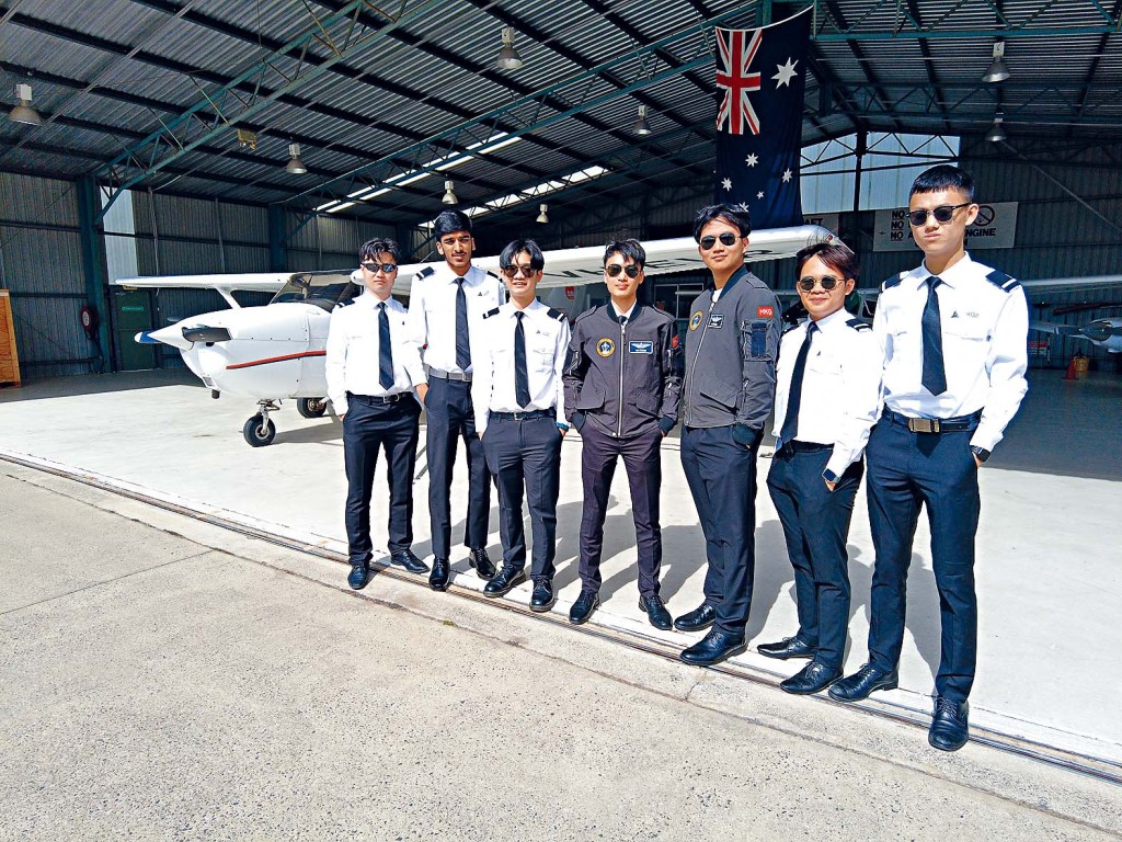 学生在澳洲参与飞行驾驶训练课程,换上机师制服试飞。