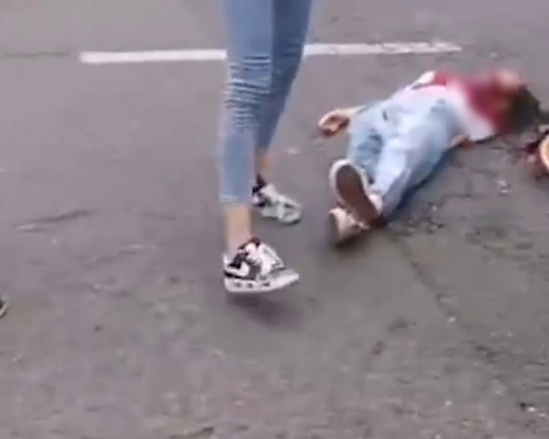 一名女途人被當街斬死。(網圖)