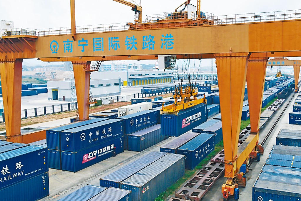 ■中國首趟開往RCEP成員國的貨運列車,昨天從廣西南寧國際鐵路港開往越南。