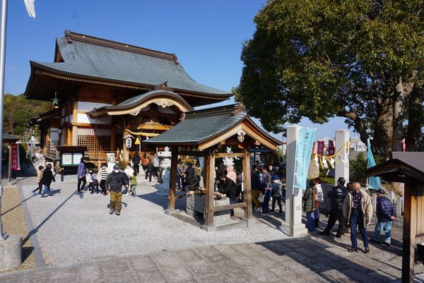 岩國白蛇神社吸引許多日本人參拜。 X