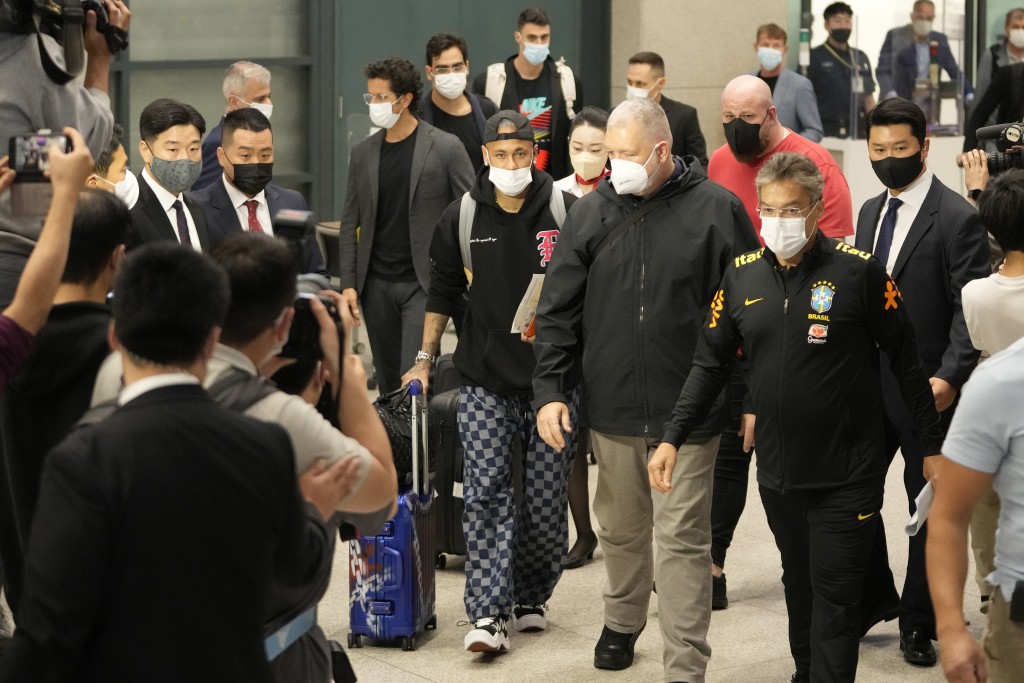 尼馬（戴帽者）早前抵達南韓時，在機場異常哄動。AP