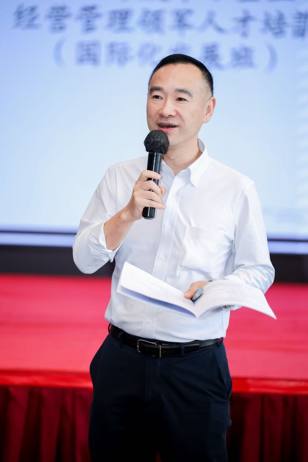 譚亮指出，香港AI發展正面臨生態鏈不完整、科研成果轉化率低、人才短缺等多重挑戰。