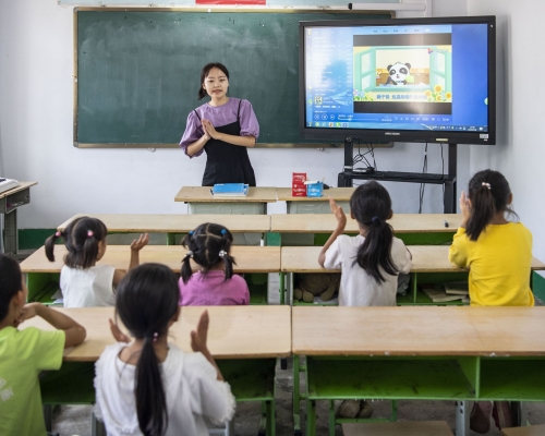 教师工资拖欠问题近日在内地引起社会高度关注。 新华社