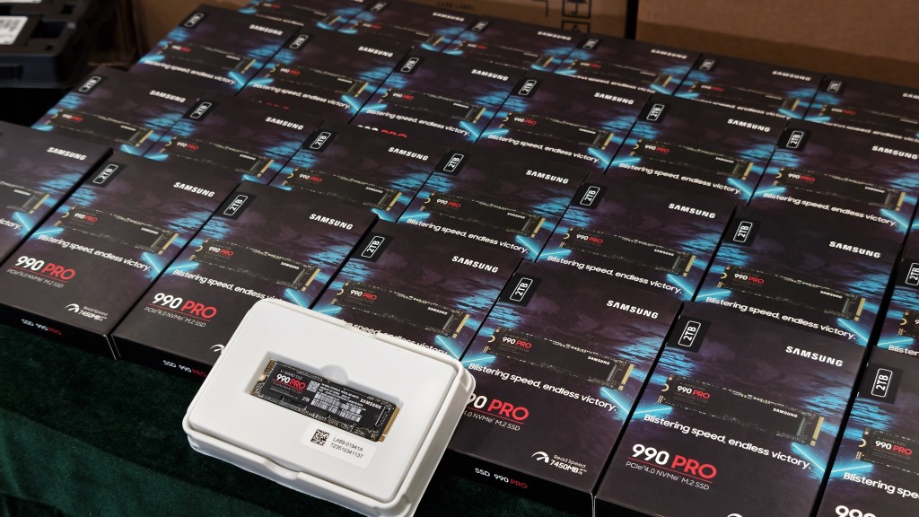 海關檢獲約1.7萬件懷疑冒牌電腦儲存裝置,包括1.4萬個硬碟和3000張記憶卡,估計市值共約2500萬元。黃文威攝 海關檢獲約1.7萬件懷疑冒牌電腦儲存裝置,包括1.4萬個硬碟和3000張記憶卡,估計市值共約2500萬元。黃文威攝