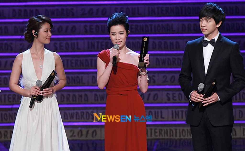 佘诗曼（中）分别于第五、六届首尔国际电视节夺得「观众投票最高人气奖」。