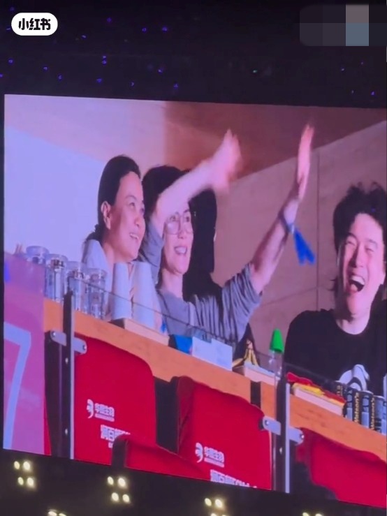 王菲在演唱會台下化身小粉絲,開心揮手為那英應援。 王菲在演唱會台下化身小粉絲,開心揮手為那英應援。