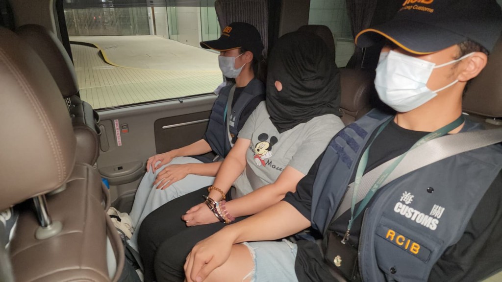行動中,海關拘捕兩男三女本地人,年齡介乎32至75歲。黎志偉攝 行動中,海關拘捕兩男三女本地人,年齡介乎32至75歲。黎志偉攝