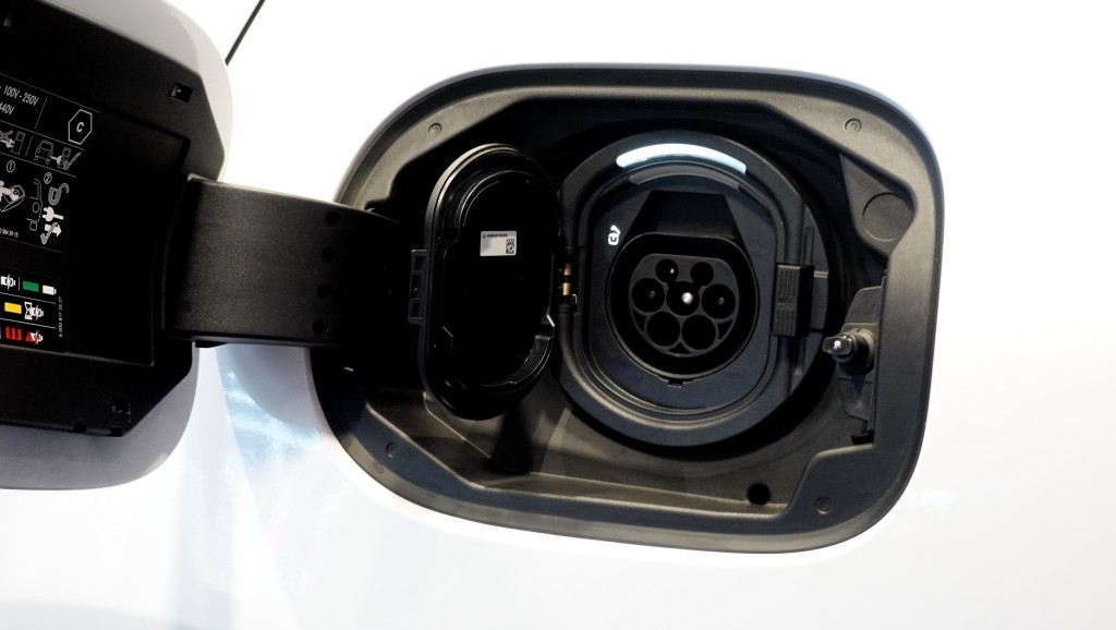 平治AMG C63 S E-Performance車身左邊備有充電口。