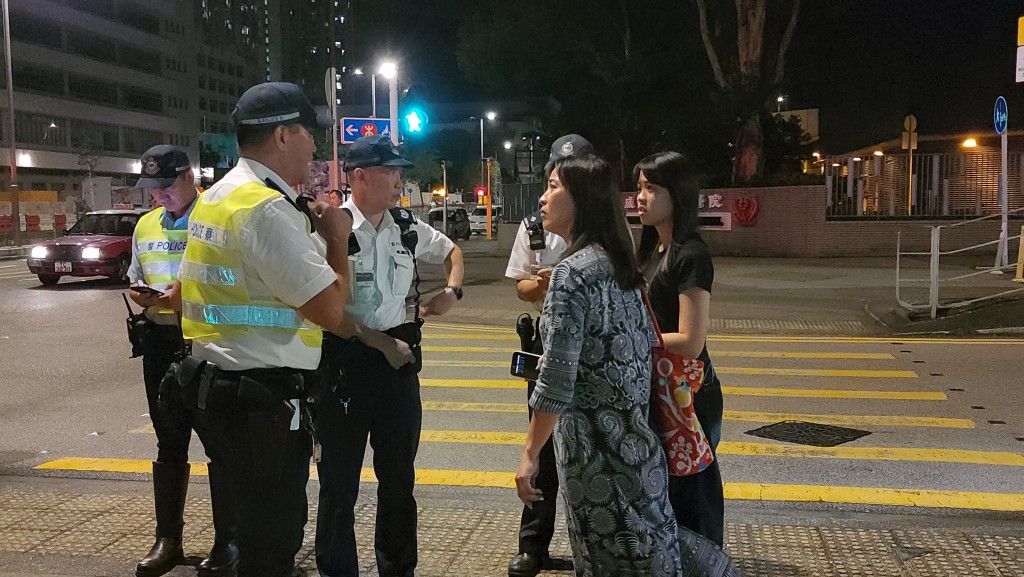 女乘客(右)手部受傷,拒絕送院治理。 女乘客(右)手部受傷,拒絕送院治理。