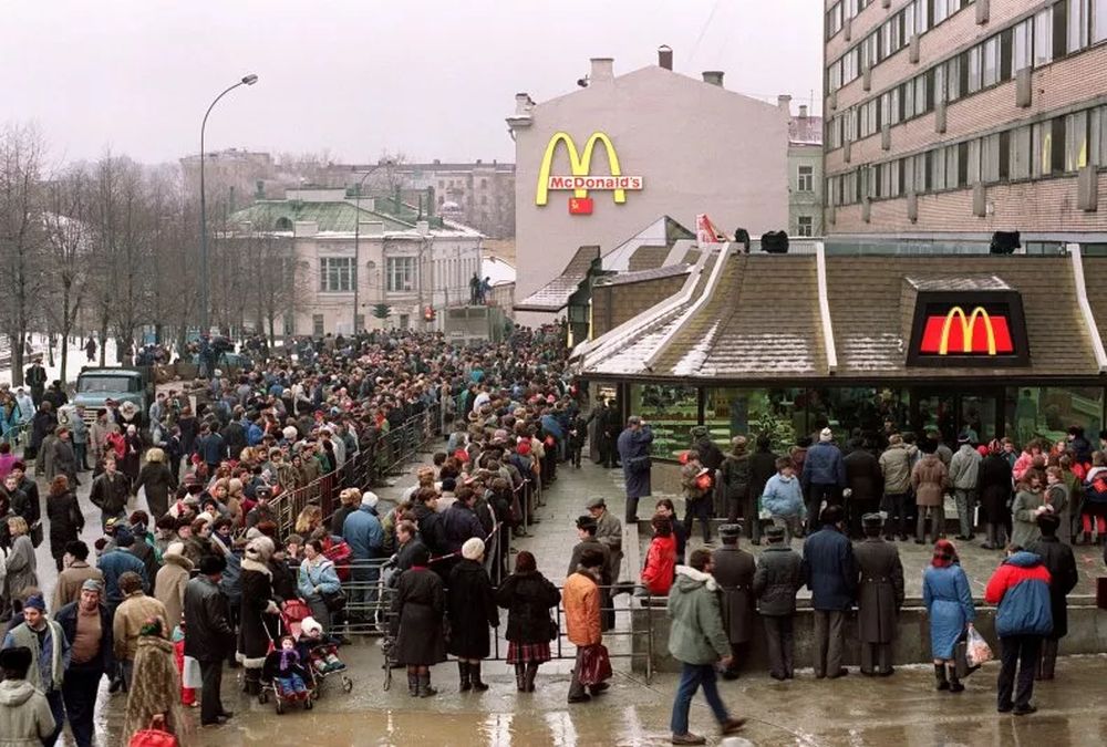 1990 年莫斯科第一家麥當勞開業當天店外排隊情況。