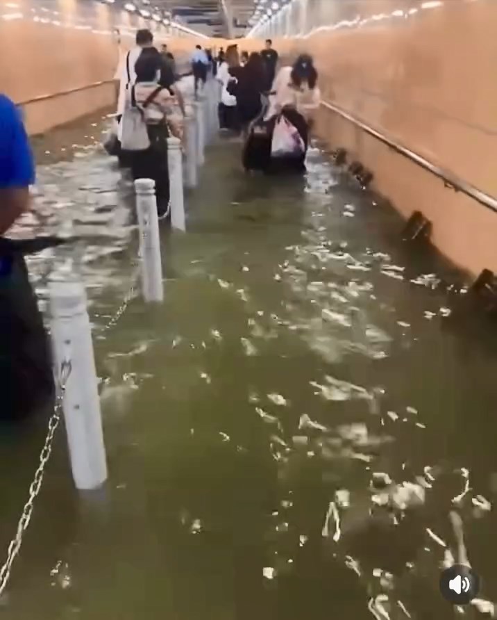 香園圍口岸一條行人隧道水浸,多名市民涉水而行,非常狼狽。網上片段截圖 香園圍口岸一條行人隧道水浸,多名市民涉水而行,非常狼狽。網上片段截圖