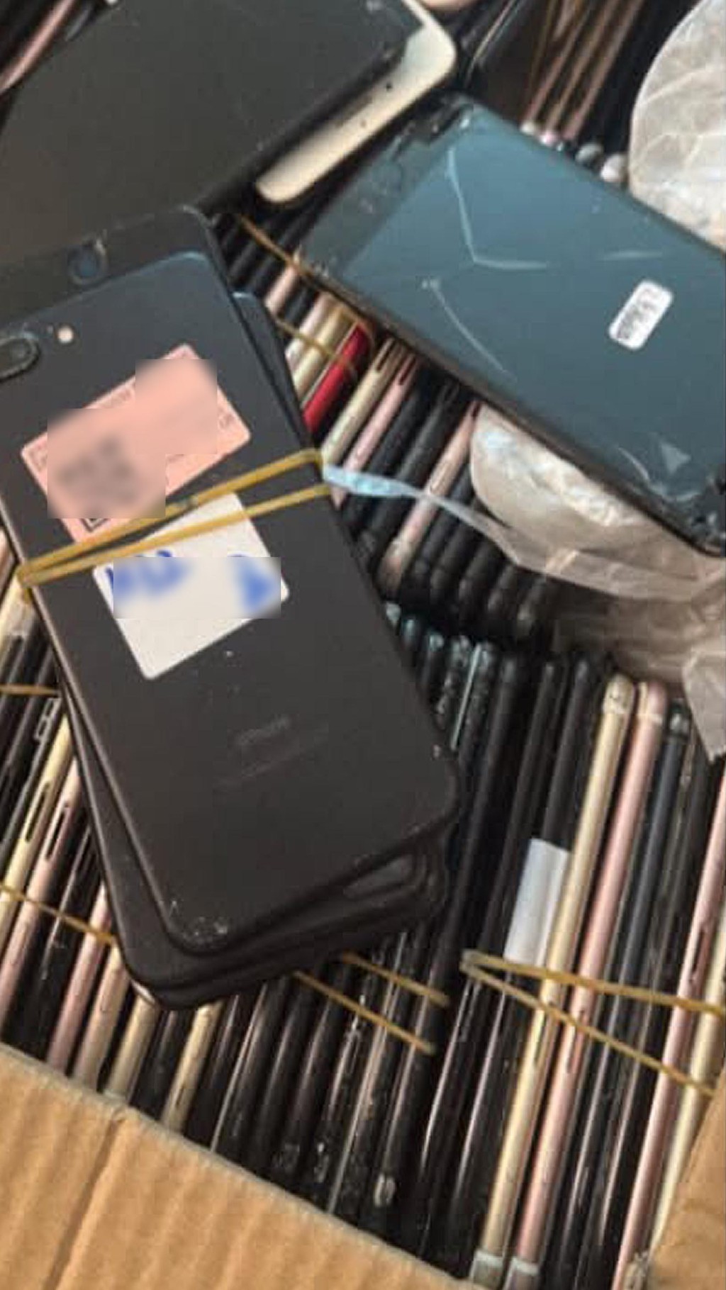 從樓主隨帖文上載的相片可見，大紙箱內竟然密密麻麻地堆滿了海量的舊款iPhone。（圖片：mynameis.yanki＠Threads）