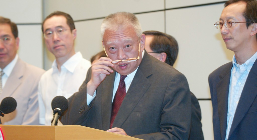 董建華其後收回廿三條條例草案。資料圖片 董建華其後收回廿三條條例草案。資料圖片