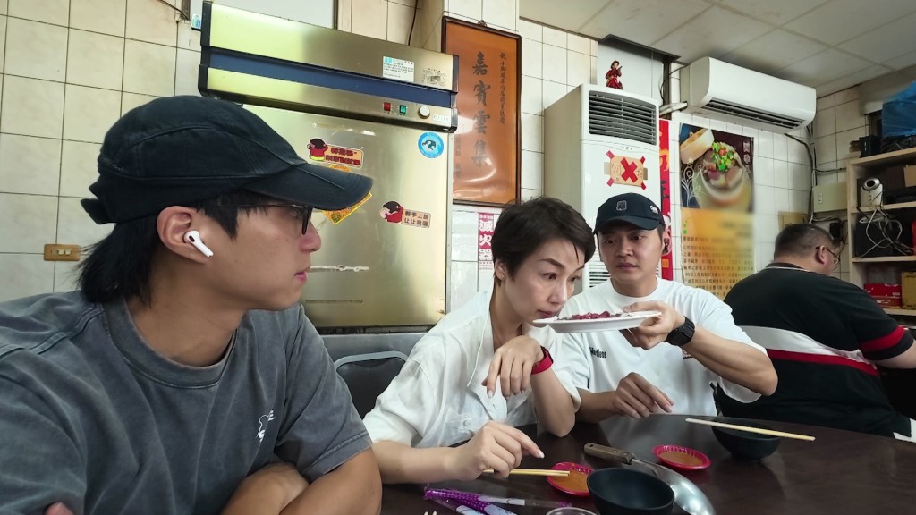面對即將上桌的恐怖極限食材挑戰,主持們紛紛露出震驚與難以置信的表情。 面對即將上桌的恐怖極限食材挑戰,主持們紛紛露出震驚與難以置信的表情。